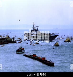 AJAXNETPHOTO. 21ST luglio, 1982. PORTSMOUTH,Inghilterra - HERMES Returns - Il vettore HMS HERMES tornando a Portsmouth accompagnato da una flottiglia di ben wishers alla fine del suo sud Atlantico dovere durante la campagna delle Falklands. Foto:JONATHAN EASTLAND/AJAX. REF:820721©1  820721 3 Foto Stock