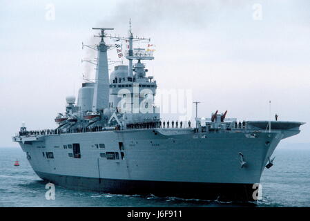 AJAXNETPHOTO. 1982. PORTSMOUTH INGHILTERRA - ISOLE FALKLAND RITORNO. HMS illustre arriva. Foto:JONATHAN EASTLAND/AJAX REF:21012 6 Foto Stock