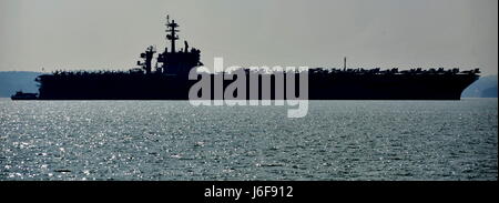 AJAXNETPHOTO. 25marzo, 2015. PORTSMOUTH, Inghilterra. - Stati Uniti Visita portante - USS Theodore Roosevelt ancorata nella baia di Stokes, troppo grande per immettere la base navale. Foto:TONY HOLLAND/AJAX REF:DTH151503 37342 Foto Stock