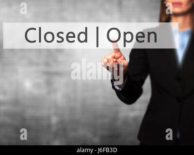 Aperto Chiuso - Imprenditrice mano premendo il pulsante sul touch screen interfaccia. Business, tecnologia internet concetto. Stock Photo Foto Stock