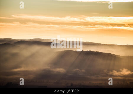 Sunray sulle montagne al tramonto Foto Stock
