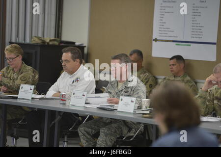 Texas aiutante generale, maggiore generale John F. Nichols recensioni lo stato del piano di un uragano con Texas agency leader all'uragano di prove di concetto trapano a Camp Mabry di Austin in Texas, 10 maggio 2017. Il H-ROC trapanare riunisce tutti gli organismi coinvolti nella risposta di uragano in Texas per una passeggiata anche se da parte dello stato della pianta. (U.S. Esercito nazionale Guard foto di Sgt. Contrassegnare Otte/rilasciato) Foto Stock