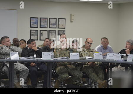 Lt. Col. Robert Eason, Operations Director di Texas Dipartimento Militare, spiega la pianificazione e il coordinamento del Texas Dipartimento militare del patrimonio di integrazione in un piano statewide all'uragano annuale di prove di concetto trapano a Camp Mabry di Austin in Texas, Maggio 10th, 2017. (U.S. Esercito nazionale Guard foto di Sgt. Contrassegnare Otte.) Foto Stock