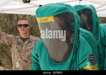 Petty Officer di terza classe Jernigan Corey, U.S. Navy corpsman ospedale, guarda su come Stati Uniti Marines preparare prendere campioni durante una sostanza chimica, biologica, radiologica, nucleare esercitazione, 10 maggio 2017, durante l'esercizio desiderosi Lion presso il Centro comune di formazione in Giordania. Jernigan, un reservist da macon, Ga., è aumentare la U.S. Marine plotone CBRN da Kansas City, Kan., partecipando in EL17. (U.S. Esercito Foto di Sgt. Zoe Morris) Foto Stock