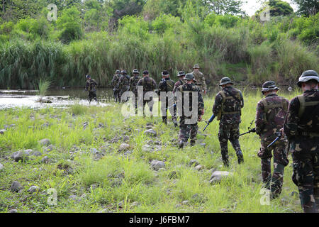 Soldati filippini, 1° Scout Reggimento Ranger, insieme con gli Stati Uniti i membri del servizio, il comportamento al fuoco di formazione di manovra a sostegno di Balikatan 2017 a Camp Tecson in San Miguel, Bulacan, 10 maggio 2017. Mediante la formazione insieme, il filippino e militare degli Stati Uniti di costruire su tattiche condivisa, le tecniche e le procedure che consentono di migliorare la prontezza e la capacità di risposta alle minacce emergenti. Balikatan è un annuale U.S.-Philippine bilaterale di esercitazione militare incentrato su una varietà di comprese le missioni umanitarie e di soccorso in caso di catastrofe, la lotta contro il terrorismo e altri combinati di operazioni militari. (U.S. Foto dell'esercito da parte del personale Foto Stock