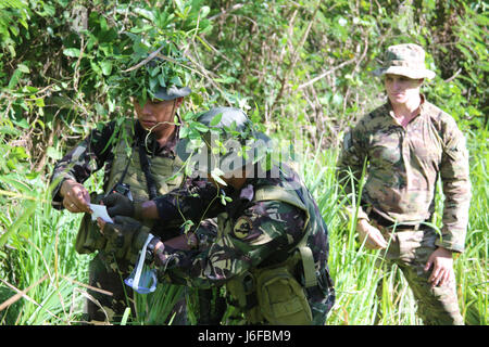 Soldati filippini, 1° Scout Reggimento Ranger, insieme con gli Stati Uniti i membri del servizio, il comportamento al fuoco di formazione di manovra a sostegno di Balikatan 2017 a Camp Tecson in San Miguel, Bulacan, 10 maggio 2017. Mediante la formazione insieme, il filippino e militare degli Stati Uniti di costruire su tattiche condivisa, le tecniche e le procedure che consentono di migliorare la prontezza e la capacità di risposta alle minacce emergenti. Balikatan è un annuale U.S.-Philippine bilaterale di esercitazione militare incentrato su una varietà di comprese le missioni umanitarie e di soccorso in caso di catastrofe, la lotta contro il terrorismo e altri combinati di operazioni militari. (U.S. Foto dell'esercito da parte del personale Foto Stock