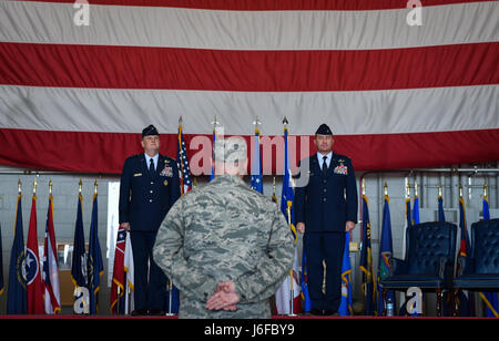 Aria Commandos frequentare il 492nd Operazioni Speciali ala cerimonia di attivazione a Hurlburt Field, 10 maggio 2017. La Air Force Special Operations guerra aerea Centro è stato rinominato come la scrofa 492nd durante una cerimonia. Immediatamente dopo la 492nd Special Operations Group e la 492nd Operazioni speciali del gruppo di formazione sono stati attivati insieme con il 492nd Special Operations Support Squadron e il 492nd Operazioni speciali funzionalità avanzate Squadron. (U.S. Air Force foto di Airman 1. Classe Giuseppe Pick) Foto Stock