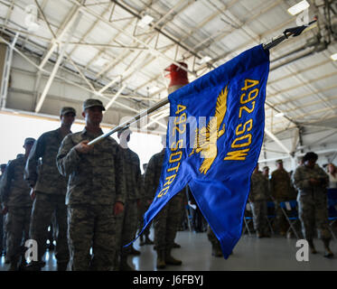 Aria Commandos frequentare il 492nd Operazioni Speciali ala cerimonia di attivazione a Hurlburt Field, 10 maggio 2017. Il designatore per la scrofa 492nd risale alla seconda guerra mondiale quando il bombardamento 801st Group è stata fondata presso Harrington Campo, Inghilterra, nel settembre 1943. Quasi un anno più tardi, sarebbe stato rinominato come il bombardamento 492nd gruppo, una copertura per la loro missione segreta-Funzionamento Carpetbagger. (U.S. Air Force foto di Airman 1. Classe Giuseppe Pick) Foto Stock