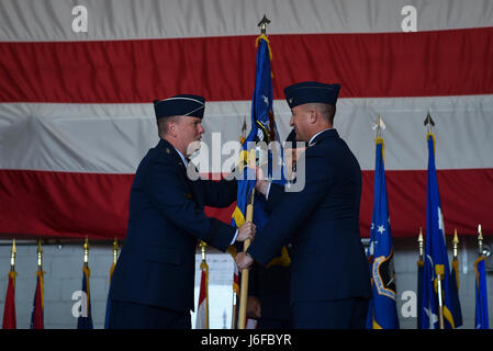 Aria Commandos frequentare il 492nd Operazioni Speciali ala cerimonia di attivazione a Hurlburt Field, 10 maggio 2017. La Air Force Special Operations guerra aerea Centro è stato rinominato come la scrofa 492nd durante una cerimonia. Immediatamente dopo la 492nd Special Operations Group e la 492nd Operazioni speciali del gruppo di formazione sono stati attivati insieme con il 492nd Special Operations Support Squadron e il 492nd Operazioni speciali funzionalità avanzate Squadron. (U.S. Air Force foto di Airman 1. Classe Giuseppe Pick) Foto Stock