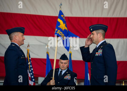 Aria Commandos frequentare il 492nd Operazioni Speciali ala cerimonia di attivazione a Hurlburt Field, 10 maggio 2017. La Air Force Special Operations guerra aerea Centro è stato rinominato come la scrofa 492nd durante una cerimonia. Immediatamente dopo la 492nd Special Operations Group e la 492nd Operazioni speciali del gruppo di formazione sono stati attivati insieme con il 492nd Special Operations Support Squadron e il 492nd Operazioni speciali funzionalità avanzate Squadron. (U.S. Air Force foto di Airman 1. Classe Giuseppe Pick) Foto Stock