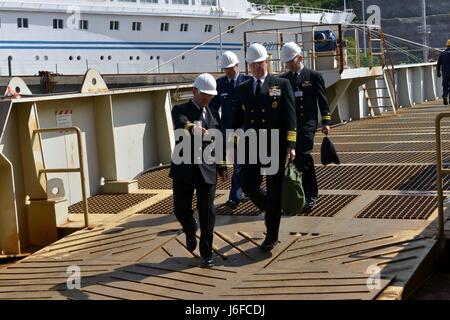 170510-N-GL340-023 RIJEKA, Croazia (10 maggio 2017) della Cmdr. Albert Benoit, Delegato di Blue Ridge-class di comando e di controllo nave USS Mount Whitney (LCC 20), accompagnatrici Vice Adm. Christopher Grady, comandante della U.S. Sesta flotta, alla nave a Viktor Lenac cantiere di Rijeka, Croazia. Il Monte Whitney, U.S. 6 comando della flotta e la nave comando, viene distribuito a Gaeta, Italia, operando con un equipaggio combinato di U.S. I marinai della marina militare e Sealift comando servizio civile naviganti. (U.S. Foto di Marina di Massa lo specialista di comunicazione 2a classe Michael Feddersen/rilasciato) Foto Stock