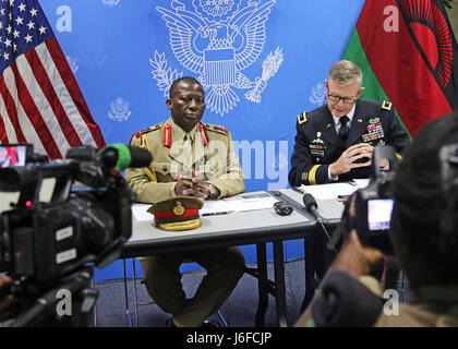 Gen. Griffin "cucchiaio" Phiri (sinistra), Malawi Defence Force capo del personale e il Mag. Gen. Joseph Harrington, comandante della U.S. Army Africa, rispondere alle domande durante una conferenza stampa dopo la conclusione della terra africana al vertice delle forze 2017, a Lilongwe, Malawi, 11 maggio 2017. ALFS è un annuale, giro seminario riunire forze terrestri capi di tutta l Africa per il dialogo sincero per discutere e sviluppare soluzioni cooperative a livello regionale e transregionale sfide e minacce. (U.S. Esercito foto di Sgt. Paige Behringer) Foto Stock