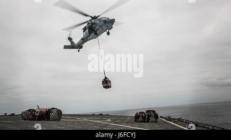 Oceano Pacifico - un MH-60 elicottero scende a consegnare le forniture per il ponte di volo della USS Pearl Harbor (LSD 52) durante un rifornimento verticale la missione come parte della formazione composita dell'Unità Esercizio, 11 maggio 2017. La capacità di rifornimento in mare dà il quindicesimo Marine Expeditionary Unit e l'America pronto anfibio Gruppo la necessaria mobilità e sostenibilità per mantenere un vantaggio asimmetrico su avversari. Durante COMPTUEX, XV MEU e AMAARG eserciterà una vasta gamma di funzionalità, dalla risposta di emergenza e le operazioni di sicurezza marittima per il controllo del mare e warfightin complesse Foto Stock