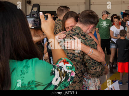 Stati Uniti Marines assegnato al Marine squadrone di attacco 311 (VMA-311) ritorno al Marine Corps Air Station Yuma, Ariz., dopo la loro implementazione con l'undicesimo Marine Expeditionary Unit Giovedì 11 Maggio, 2017. Xi MEU avviato a metà ottobre 2016 a bordo del Makin Island anfibio gruppo pronto, addestrati a fianco delle forze armate da nazioni straniere e le operazioni supportate in tutto il Pacifico Occidentale, Medio Oriente e Corno d Africa. Foto Stock