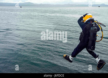 Un marinaio filippino con un sottomarino di costruzione di team entra in acqua durante una superficie subacquea-dive di alimentazione a sostegno di Balikatan 2017 a Ipil Porto di Ormoc City, Leyte, 12 maggio 2017. La superficie di alimentazione di formazione di immersione Prepara filippino e degli Stati Uniti i membri di servizio al fine di rimuovere i detriti nei porti e di aprire le linee di alimentazione per le vittime di catastrofi naturali e di crisi. (U.S. Foto di Marina di Massa lo specialista di comunicazione di terza classe Alfred A. Coffield) Foto Stock