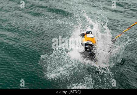 Un marinaio filippino con un sottomarino di costruzione di team entra in acqua durante una superficie subacquea-dive di alimentazione a sostegno di Balikatan 2017 a Ipil Porto di Ormoc City, Leyte, 12 maggio 2017. La superficie di alimentazione di formazione di immersione Prepara filippino e degli Stati Uniti i membri di servizio al fine di rimuovere i detriti nei porti e di aprire le linee di alimentazione per le vittime di catastrofi naturali e di crisi. (U.S. Foto di Marina di Massa lo specialista di comunicazione di terza classe Alfred A. Coffield) Foto Stock