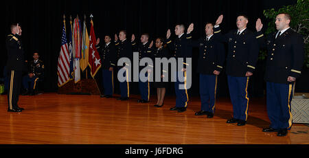 Stati Uniti Esercito gen. David Perkins, Comandante generale degli Stati Uniti Esercito di formazione e dottrina comando, amministra il giuramento a otto ROTC cadetti durante una cerimonia di messa in funzione presso il College of William & Mary di Williamsburg, Virginia, 12 maggio 2017. Il Giuramento È RICHIESTO DALLE LEGGI DEGLI STATI UNITI Il codice prima della messa in servizio. (U.S. Air Force foto/Staff Sgt. Teresa J. Cleveland) Foto Stock