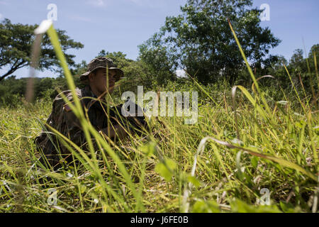 Il personale militare degli Stati Uniti e delle Filippine conduce un addestramento antiterrorismo a Fort Magsaysay, Santa Rosa, durante Balikatan 2017, migliorando la preparazione e le capacità di risposta, e le procedure operative combinate. Foto Stock
