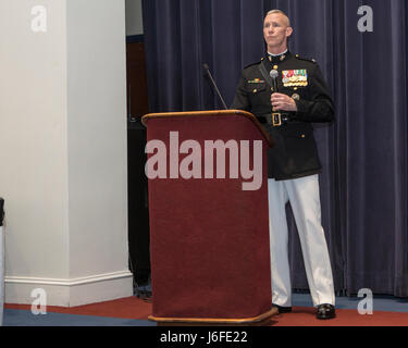 Stati Uniti Marine Corps Col. Tyler J. Zagurski, comandante, caserma marini Washington, parla durante la sfilata serale in ricezione il colonnello Truman W. Crawford Hall a caserma marini Washington, Washington, 12 maggio 2017. Serata di sfilate vengono mantenuti come un mezzo di onorare gli alti funzionari, illustri cittadini e sostenitori del Marine Corps. (U.S. Marine Corps photo by Lance Cpl. Stephon L. McRae) Foto Stock