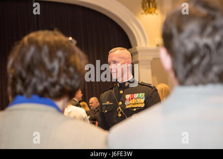 Stati Uniti Marine Corps Col. Tyler J. Zagurski, comandante, caserma marini Washington, interagisce con gli ospiti durante la serata sfilata in ricezione il colonnello Truman W. Crawford Hall a caserma marini Washington, Washington, 12 maggio 2017. Serata di sfilate vengono mantenuti come un mezzo di onorare gli alti funzionari, illustri cittadini e sostenitori del Marine Corps. (U.S. Marine Corps photo by Lance Cpl. Paolo A. Ochoa) Foto Stock