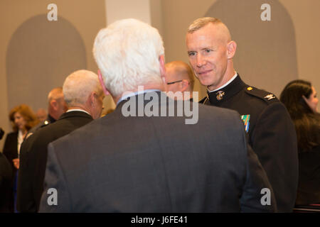 Stati Uniti Marine Corps Col. Tyler J. Zagurski, comandante, caserma marini Washington, interagisce con gli ospiti durante la serata sfilata in ricezione il colonnello Truman W. Crawford Hall a caserma marini Washington, Washington, 12 maggio 2017. Serata di sfilate vengono mantenuti come un mezzo di onorare gli alti funzionari, illustri cittadini e sostenitori del Marine Corps. (U.S. Marine Corps photo by Lance Cpl. Paolo A. Ochoa) Foto Stock