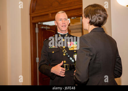 Stati Uniti Marine Corps Col. Tyler J. Zagurski, comandante, caserma marini Washington, interagisce con gli ospiti durante la serata sfilata in ricezione il colonnello Truman W. Crawford Hall a caserma marini Washington, Washington, 12 maggio 2017. Serata di sfilate vengono mantenuti come un mezzo di onorare gli alti funzionari, illustri cittadini e sostenitori del Marine Corps. (U.S. Marine Corps photo by Lance Cpl. Paolo A. Ochoa) Foto Stock