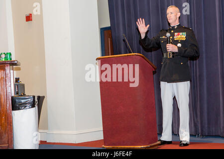 Stati Uniti Marine Corps Col. Tyler J. Zagurski, comandante, caserma marini Washington, dà commento durante la sfilata serale in ricezione il colonnello Truman W. Crawford Hall a caserma marini Washington, Washington, 12 maggio 2017. Serata di sfilate vengono mantenuti come un mezzo di onorare gli alti funzionari, illustri cittadini e sostenitori del Marine Corps. (U.S. Marine Corps photo by Lance Cpl. Paolo A. Ochoa) Foto Stock