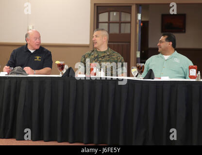 Centro di combattimento comandante generale, Briga. Gen. William F. Mullen III gode di un pranzo con il Presidente Robert Lovingood, primo quartiere supervisore e presidente James Ramos, terzo quartiere supervisore durante un tour del Marine Corps Air Ground Centro di combattimento, ventinove Palms, California, per il San Bernardino County Board di supervisori Maggio 12, 2017. Il tour è stato ospitato dal G-5 di governo e gli affari esteri. (U.S. Marine Corps foto di Cpl. Medina Ayala-Lo) Foto Stock