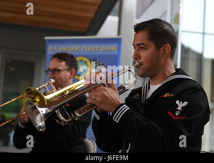 170512-N-LQ926-245 JUNEAU Alaska. (12 maggio 2017) musicista di terza classe Galen A. McKinny, CON GLI STATI UNITI Flotta del Pacifico Band quintetto di ottone, da Pittsburgh, compie durante un concerto pubblico in Alaska il Museo di Stato di Juneau, in Alaska. Nel corso di diversi giorni la U.S. Flotta del Pacifico Band sarà condotta spettacoli pubblici di Juneau a sostegno dell'Arleigh Burke-class missile destroyer USS O'Kane's (DDG 77) porto visita. USS O'Kane è in visita a Juneau, Alaska, in concomitanza con la sua partecipazione al bordo settentrionale 2017. Il bordo settentrionale è una formazione biennale esercizio condotta nella giunzione P Foto Stock