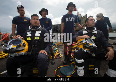 Philippine marinai con un sottomarino di costruzione i team a prepararsi per una superficie subacquea-dive di alimentazione a sostegno di Balikatan 2017 a Ipil Porto di Ormoc City, Leyte, 12 maggio 2017. La superficie di alimentazione di formazione di immersione Prepara filippino e degli Stati Uniti i membri di servizio al fine di rimuovere i detriti nei porti e di aprire le linee di alimentazione per le vittime di catastrofi naturali e di crisi. (U.S. Foto di Marina di Massa lo specialista di comunicazione di terza classe Alfred A. Coffield) Foto Stock