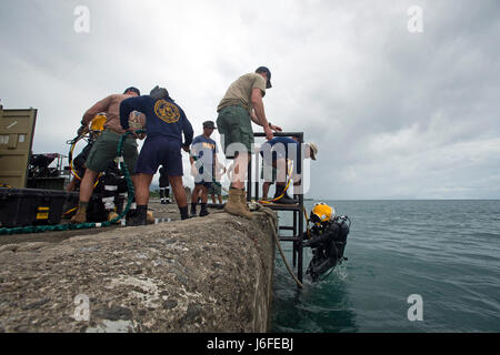 Philippine e U.S. I marinai con underwater costruzione squadre partecipano a una superficie subacquea-dive di alimentazione a sostegno di Balikatan 2017 a Ipil Porto di Ormoc City, Leyte, 12 maggio 2017. La superficie di alimentazione di formazione di immersione Prepara filippino e degli Stati Uniti i membri di servizio al fine di rimuovere i detriti nei porti e di aprire le linee di alimentazione per le vittime di catastrofi naturali e di crisi. (U.S. Foto di Marina di Massa lo specialista di comunicazione di terza classe Alfred A. Coffield) Foto Stock