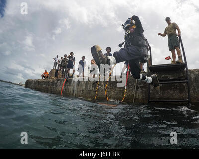 Stati Uniti Costruzione navale elettricista 2a classe Greg Lewis, costruzione subacquea Team 2, entra in acqua durante una superficie subacquea-dive di alimentazione a sostegno di Balikatan 2017 a Ipil Porto di Ormoc City, Leyte, 12 maggio 2017. La superficie di alimentazione di formazione di immersione Prepara filippino e degli Stati Uniti i membri di servizio al fine di rimuovere i detriti nei porti e di aprire le linee di alimentazione per le vittime di catastrofi naturali e di crisi. (U.S. Foto di Marina di Massa lo specialista di comunicazione di terza classe Alfred A. Coffield) Foto Stock