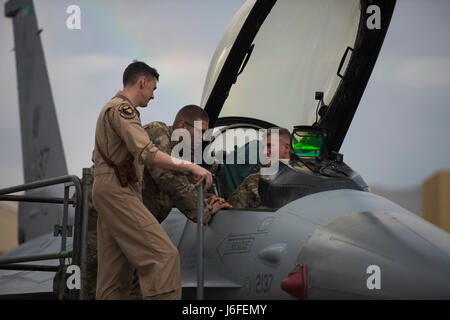 Stati Uniti Esercito gen. John Nicholson, comandante della risoluta di supporto alla missione degli Stati Uniti e Forces Afghanistan, parla con gli Stati Uniti Air Force Il Mag. Greg Balzhiser, un Expeditionary 555th Fighter Squadron F-16 Fighting Falcon pilota, e Airman 1. Classe Andrew Meier, un 455th Expeditionary Manutenzione aeromobili squadrone avionica apprendista, a Bagram Airfield, Afghanistan, 13 maggio 2017. Durante la sua visita, Nicholson ha parlato con gli avieri dal 555th EFS circa la F-16 e a che cosa porta in Afghanistan. E Balzhiser Meier sono attualmente distribuite al di fuori della base aerea di Aviano, Italia. (U.S. Air Force photo by Staff Sgt. Benjami Foto Stock