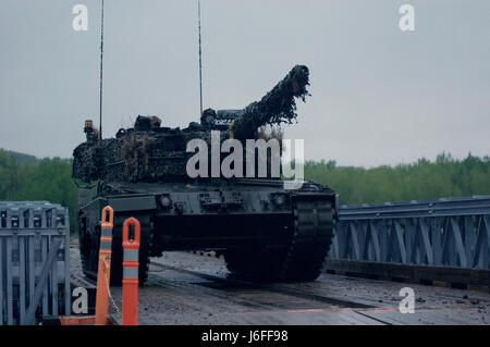 Soldati canadesi della seconda canadese brigata meccanizzata gruppo a bordo di un Leopard 2A4 serbatoio condurre un convoglio funzionamento come parte di esercizio Maple risolvere 17 a Camp Wainwright, Alberta, Canada, 14 maggio 2017. Esercizio Maple risolvere 17 è l'esercito canadese del più grande evento di formazione dell'anno coinvolgendo circa 40.000 soldati canadesi, 1.000 U.S. Soldati e servicemembers dalla Gran Bretagna, Australia, Nuova Zelanda e Francia, tenutasi il 14 maggio a 29. Foto Stock