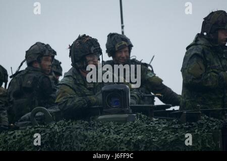 Soldati canadesi della seconda canadese brigata meccanizzata gruppo a bordo di un Leopard 2A4 serbatoio condurre un convoglio funzionamento come parte di esercizio Maple risolvere 17 a Camp Wainwright, Alberta, Canada, 14 maggio 2017. Esercizio Maple risolvere 17 è l'esercito canadese del più grande evento di formazione dell'anno coinvolgendo circa 40.000 soldati canadesi, 1.000 U.S. Soldati e servicemembers dalla Gran Bretagna, Australia, Nuova Zelanda e Francia, tenutasi il 14 maggio a 29. Foto Stock