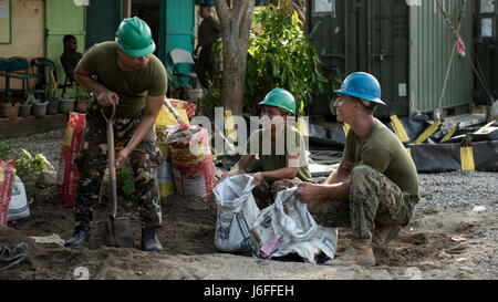 Esercito filippino Cpl. Jovie Jamandron, sinistra, PFC. Tegero benedetto e U.S. Marine Cpl. Quentin Newton riempire sacchi di sabbia durante un'ingegneria civile Progetto di assistenza a sostegno di Balikatan 2017 in Ormoc City, Leyte, 14 maggio 2017. Filippine e di servizio degli Stati Uniti i membri hanno lavorato insieme per costruire nuove aule per gli studenti di Don Carlos di scuola elementare. Balikatan è un annuale U.S.-Philippine bilaterale di esercitazione militare incentrato su una varietà di missioni, comprese la fornitura di assistenza umanitaria e di soccorso in caso di catastrofe, la lotta contro il terrorismo e altri combinati di operazioni militari. (U.S. Air Force foto da parte del personale Foto Stock