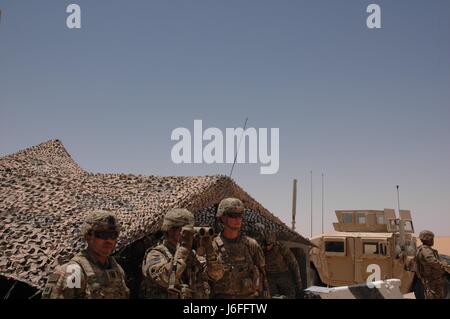 Il vice comandante della Task Force Spartan visita i soldati del 2nd Battalion, 82nd Field Artillery Regiment conducendo Gunnery Tables a Camp Buehring, Kuwait, il 14 maggio 2017, durante l'operazione Spartan Shield. Foto Stock