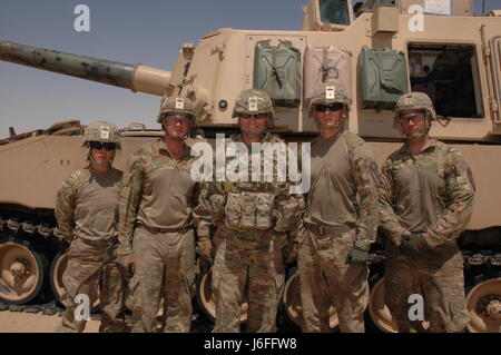 Un vice comandante della Task Force Spartan osserva i soldati del 2nd Battalion, 82nd Field Artillery Regiment che conducono tavoli da tiro a Camp Buehring, Kuwait, durante l'operazione Spartan Shield. Foto Stock