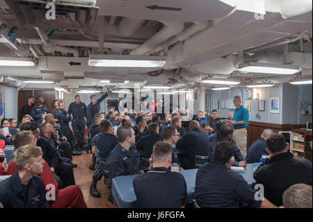 170515-N-MZ078-006 OCEANO PACIFICO (15 maggio 2017)- marinai di ricevere la consapevolezza culturale della formazione per le prossime visite di porta durante la loro distribuzione a bordo della Ticonderoga-class guidato-missili cruiser USS Lake Erie (CG 70). Il lago Erie è attualmente in corso su una distribuzione indipendente per il Pacifico occidentale e Medio Oriente a sostegno di le operazioni di sicurezza marittima e di teatro gli sforzi di cooperazione. (U.S. Foto di Marina di Massa Specialista comunicazione marinaio Lucas T. Hans/rilasciato) Foto Stock