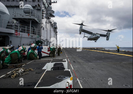 170515-N-ZQ712-0096 OCEANO PACIFICO (15 maggio 2017) Una MV-22 Osprey assegnato a mezzo marino Tiltrotor Squadron (VMM) 161), si toglie dal ponte di volo dell'assalto anfibio nave USS America (LHA 6). Più di 1.800 marinai e 2.600 marines assegnato all'America anfibio gruppo pronto (ARG) e il quindicesimo MEU stanno attualmente conducendo un composito unità di addestramento Esercizio (COMPTUEX) al largo della costa della California del Sud in preparazione per la ARG della distribuzione entro la fine di quest'anno. America ARG è costituito d'America, il dock anfibio sbarco nave USS Pearl Harbor (LSD 52), e il anfibi t Foto Stock