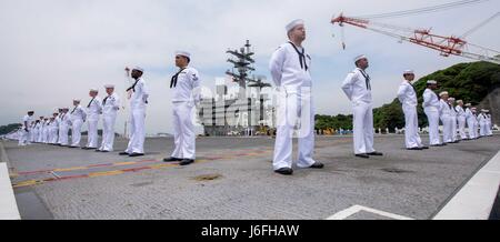 170516-N-OY799-194 Yokosuka, Giappone (16 maggio 2017) marinai stand a parade resto sul ponte di volo della portaerei USS Ronald Reagan (CVN 76) come la nave si prepara ad iniziare il suo 2017 patrol. Ronald Reagan è il fiore all' occhiello del Carrier Strike gruppo 5, fornendo un combattimento-pronto forza che protegge e difende la collettiva degli interessi marittimi dei suoi alleati e partner in Indo-Asia-regione del Pacifico. (U.S. Foto di Marina di Massa Communications Specialist 2a classe Kenneth Abbate/rilasciato) Foto Stock