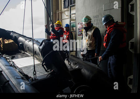 170516-N-ZQ712-0063 OCEANO PACIFICO (16 maggio 2017) velisti assegnati alla sezione di coperta a bordo di un assalto anfibio nave USS America (LHA 6) effettuare piccole operazioni in barca al largo di San Diego. America ARG è composta di più di 1.800 marinai e 2.600 marines assegnato all'America, il dock anfibio sbarco nave USS Pearl Harbor (LSD 52), e il trasporto anfibio dock nave USS San Diego (LPD 22). (U.S. Foto di Marina di Massa Specialista comunicazione marinaio apprendista Ciad Swysgood/rilasciato) Foto Stock