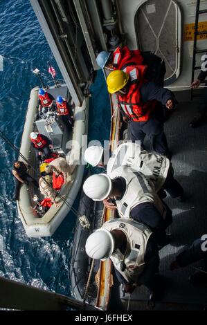 170516-N-ZQ712-0129 OCEANO PACIFICO (16 maggio 2017) velisti assegnati alla sezione di coperta a bordo di un assalto anfibio nave USS America (LHA 6) effettuare piccole operazioni in barca al largo di San Diego. America ARG è composta di più di 1.800 marinai e 2.600 marines assegnato all'America, il dock anfibio sbarco nave USS Pearl Harbor (LSD 52), e il trasporto anfibio dock nave USS San Diego (LPD 22). (U.S. Foto di Marina di Massa Specialista comunicazione marinaio apprendista Ciad Swysgood/rilasciato) Foto Stock