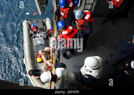 170516-N-ZQ712-0164 OCEANO PACIFICO (16 maggio 2017) velisti assegnati alla sezione di coperta a bordo di un assalto anfibio nave USS America (LHA 6) e Marines assegnato al XV Marine Expeditionary Unit (MEU) condurre piccole operazioni in barca al largo di San Diego. America ARG è composta di più di 1.800 marinai e 2.600 marines assegnato all'America, il dock anfibio sbarco nave USS Pearl Harbor (LSD 52), e il trasporto anfibio dock nave USS San Diego (LPD 22). (U.S. Foto di Marina di Massa Specialista comunicazione marinaio apprendista Ciad Swysgood/rilasciato) Foto Stock