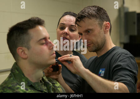 Effetti speciali ai membri del team di Jenni MacDonald e Stacy Wegner applicare ferite protesico per un ruolo di giocatore che agiranno come una simulazione di incidente su una missione di addestramento come parte di acero risolvere 17, l'esercito canadese's premiere di brigata di convalida a livello di esercizio in esecuzione potrebbe 14-29 a Camp Wainwright, Alberta, Canada. Il ruolo giocatori soddisfano una parte integrante per la formazione, consentendo ai soldati di reagire alla vita-simili, tempo reale situazioni che vanno da medevac, ostili nemici e impegni di media. Come parte dell'esercizio, IL GOVERNO DEGLI STATI UNITI Esercito è in grado di fornire una vasta gamma di lotta e di elementi di supporto. Th Foto Stock