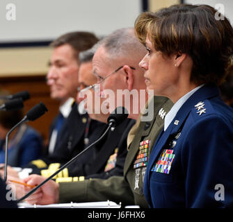 Lt. Gen. Gina Grosso, Air Force Vice Capo del personale per la manodopera e i servizi del personale, testimonia davanti alla casa delle Forze Armate del sottocomitato per il personale militare la postura, 17 maggio 2017 a Washington D.C. Grosso testimoniato con Lt. Gen. Mark Brilakis, vice comandante per manodopera e gli affari di riserva, U.S. Marine Corps; Vice Adm. Robert Burke, Capo del personale della Marina, U.S. Navy; e il Mag. Gen. Erik Peterson, direttore, Esercito aviazione, U.S. Esercito. (U.S. Air Force foto/Wayne A. Clark) Foto Stock