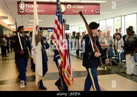 Un colore comune guard composta di membri dell'Illinois Esercito e Air National Guard unità posti i colori per avviare una cerimonia in onore di Lyman L. Hubbard SR, a Tuskegee Airman e nativo di Springfield Illinois. Foto Stock