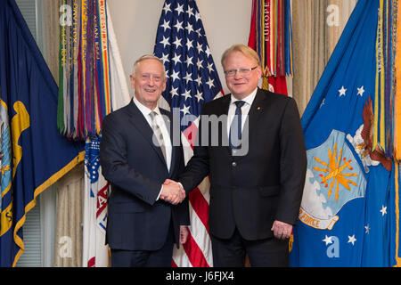 Il Segretario della Difesa Jim Mattis sorge con la Svezia del ministro della Difesa Peter Hultqvist prima di una riunione al Pentagono a Washington, 18 maggio 2017. (DOD foto di U.S. Army Sgt. Ambra I. Smith) Foto Stock