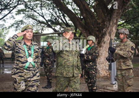 Un filippino e il servizio degli Stati Uniti salutano i membri dell esercito filippino Brig. Gen. Ramrio Rey, sinistra e Col. Lawrence Mina durante la cerimonia di chiusura di Balikatan 2017 a Fort Magsaysay a Santa Rosa, Nueva Ecija, 18 maggio 2017. Rey è il comandante delle forze speciali reggimento, e Mina è Vice Assistente capo del personale per la formazione e istruzione del personale, esercito filippino. Balikatan è un annuale U.S.-Philippine bilaterale di esercitazione militare incentrato su una varietà di comprese le missioni umanitarie e di soccorso in caso di catastrofe, la lotta contro il terrorismo e altri combinati di operazioni militari. (U.S. Marine Corps photo by Lance C Foto Stock