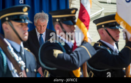 L'ex Segretario della Difesa Chuck Hagel reclina il capo prima della cerimonia di inaugurazione per il suo ritratto ufficiale nel corso di una cerimonia al Pentagono a Washington, 19 maggio 2017. Hagel servito come il ventiquattresimo Segretario della Difesa a partire dal febbraio 2013 al febbraio 2015. (DOD foto di U.S. Air Force Tech. Sgt. Brigitte N. Brantley) Foto Stock